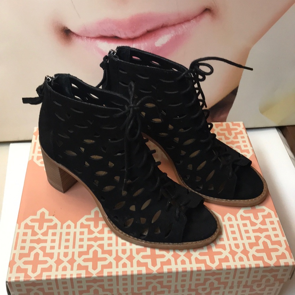 Gianni Bini leather booties size 8 black